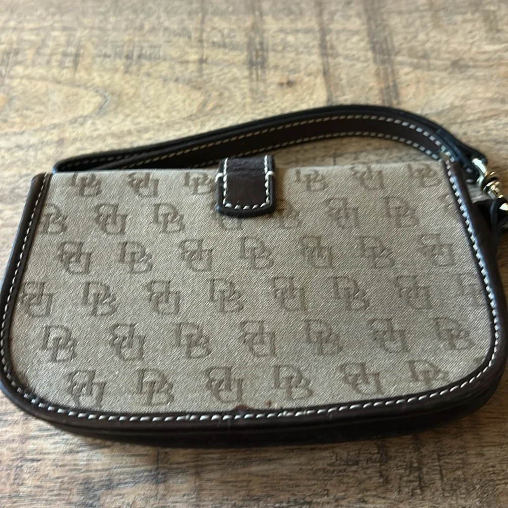Dooney & Bourke (B18) wristlet bag